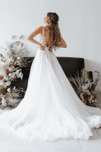 Robes de mariée bohèmes longues en dentelle et tulle dos nu, col V et coupe trapèze