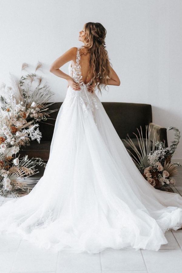 Robes de mariée bohèmes longues en dentelle et tulle dos nu, col V et coupe trapèze