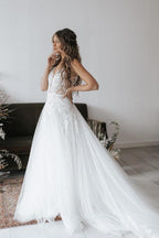 Robes de mariée bohèmes longues en dentelle et tulle dos nu, col V et coupe trapèze