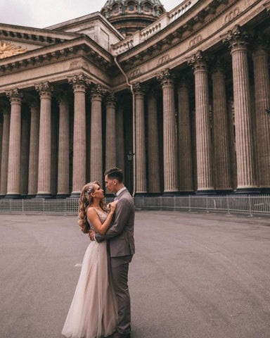 Vestido de novia largo estilo boho, corte en A, escote en V, apliques de tul y encaje con abertura