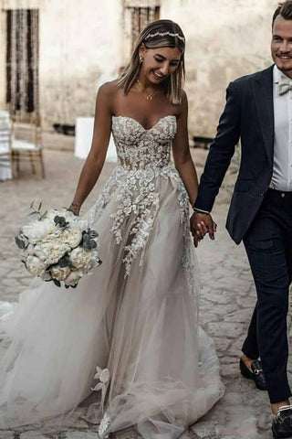 Robe de mariée bohème longue bustier cœur en tulle et dentelle appliquée