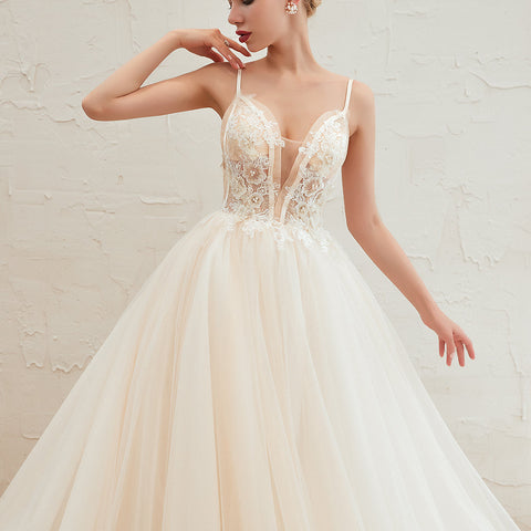 Vestido de novia estilo boho con tirantes finos, color marfil, corte princesa, de tul.