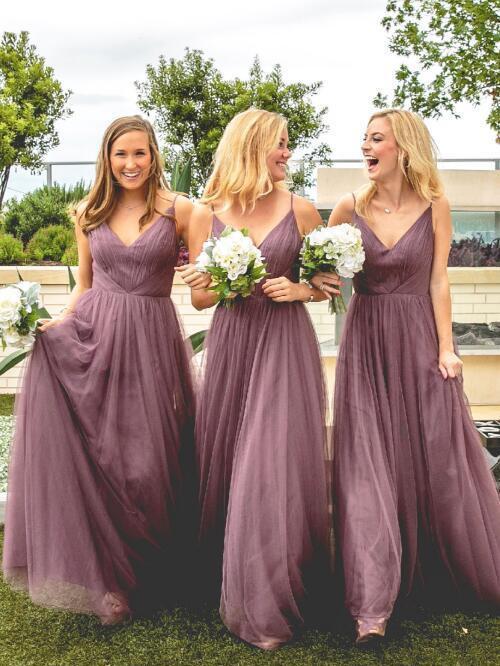 Vestidos de dama de honor de tul morado empolvado con tirantes finos, corte en A y escote en V 