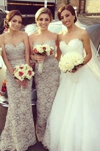 Vestido largo de dama de honor gris de encaje con escote corazón, ideal para bodas y fiestas nupciales. 