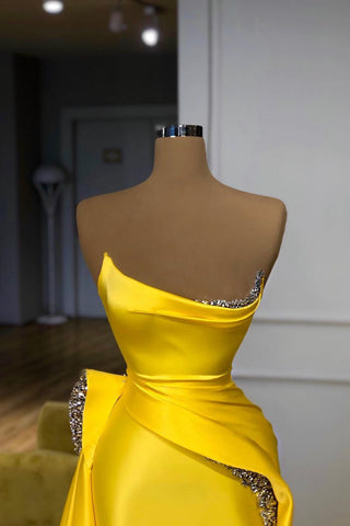 Vestido de fiesta sin tirantes con sobrefalda de lentejuelas metálicas amarillo brillante
