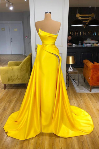 Vestido de fiesta sin tirantes con sobrefalda de lentejuelas metálicas amarillo brillante