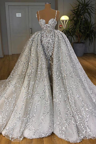 Deslumbrante vestido de novia largo de sirena con escote corazón, lentejuelas y cola con volantes