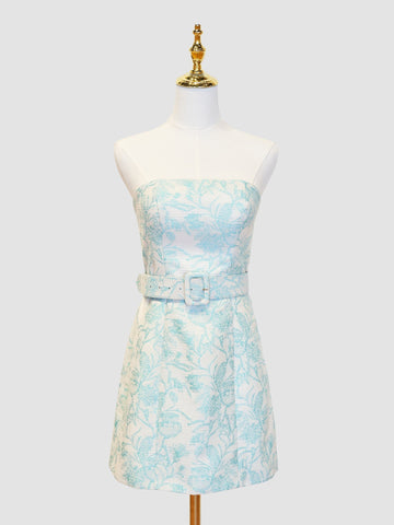 Robe fourreau courte sans bretelles pour le bal de fin d'année