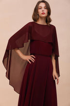 Robe de demoiselle d'honneur bordeaux à fines bretelles, en mousseline de soie, longueur au sol, avec cape dans le dos.