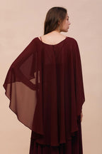 Robe de demoiselle d'honneur bordeaux à fines bretelles, en mousseline de soie, longueur au sol, avec cape dans le dos.