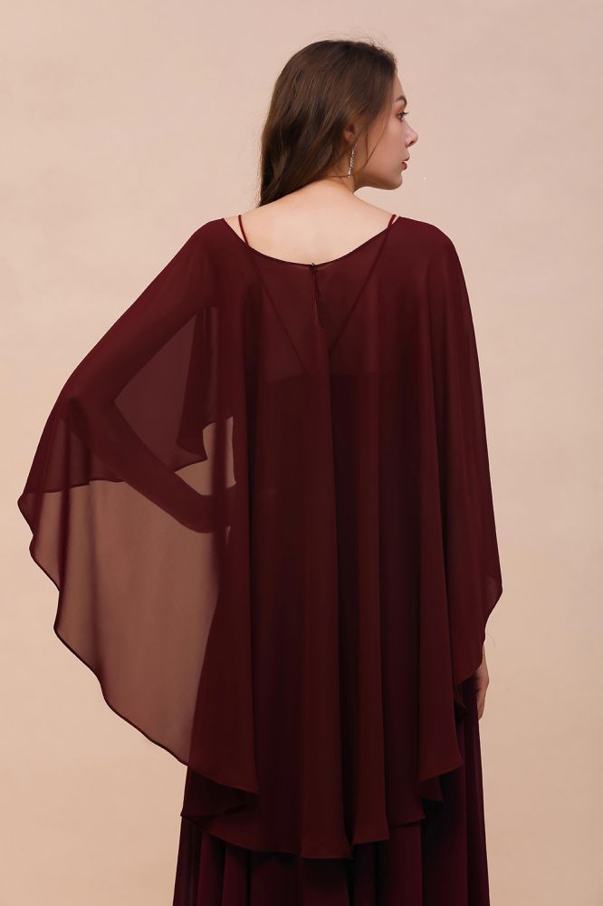 Vestido de dama de honor color burdeos, tirantes finos, gasa, largo hasta el suelo, con capa en la espalda.
