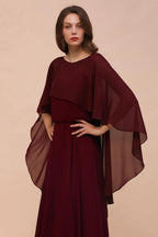 Robe de demoiselle d'honneur bordeaux à fines bretelles, en mousseline de soie, longueur au sol, avec cape dans le dos.
