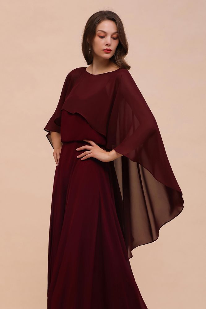 Robe de demoiselle d'honneur bordeaux à fines bretelles, en mousseline de soie, longueur au sol, avec cape dans le dos.