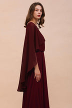 Robe de demoiselle d'honneur bordeaux à fines bretelles, en mousseline de soie, longueur au sol, avec cape dans le dos.