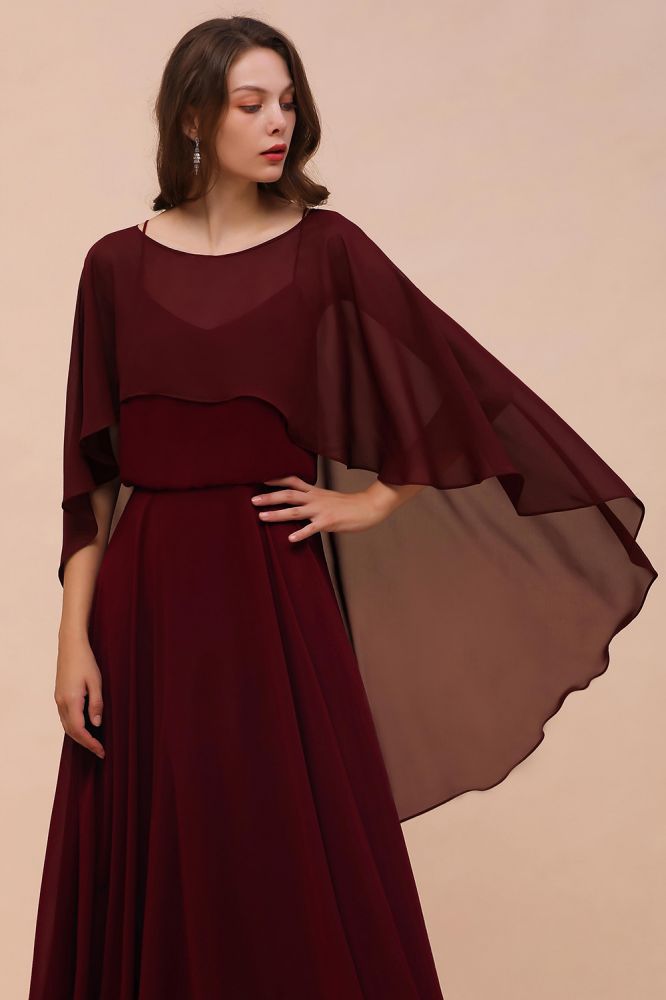 Robe de demoiselle d'honneur bordeaux à fines bretelles, en mousseline de soie, longueur au sol, avec cape dans le dos.