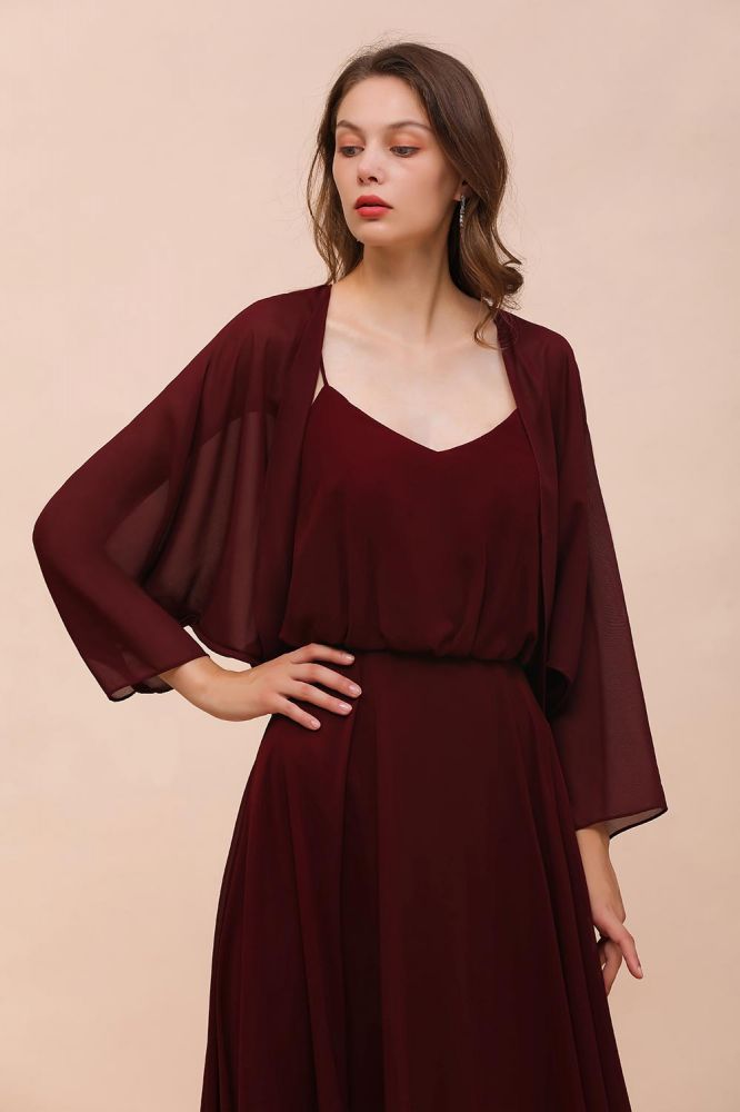 Robe de demoiselle d'honneur bordeaux à fines bretelles, en mousseline de soie, longueur au sol, avec cape dans le dos.