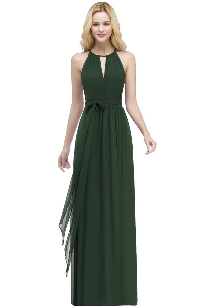 Robe de demoiselle d'honneur bordeaux, col halter, coupe trapèze, longueur au sol, avec ceinture à nœud.