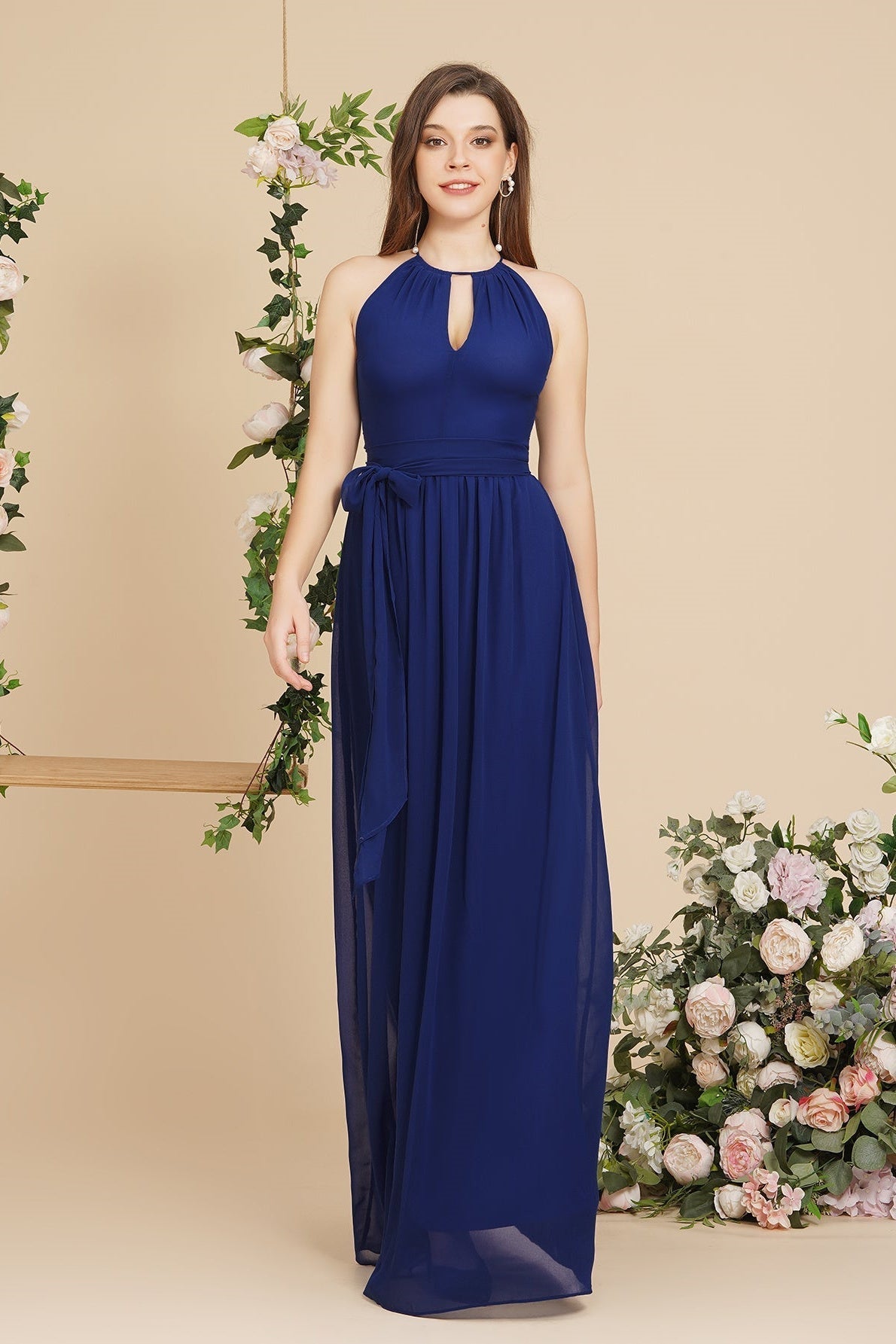 Vestidos de dama de honor burdeos, corte línea A, largos hasta el suelo, con cuello halter y fajín con lazo.