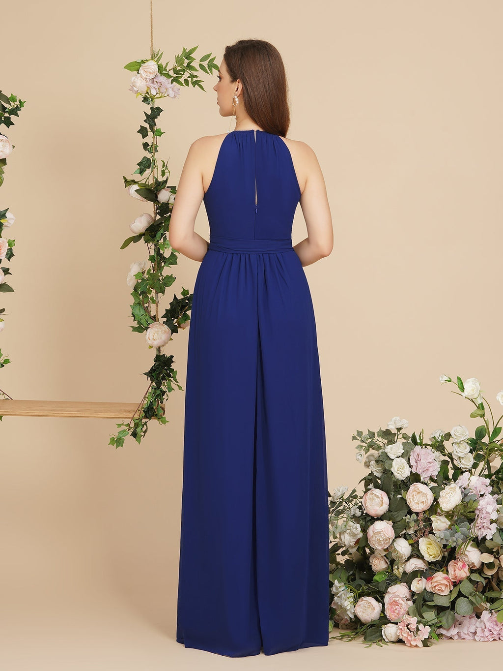 Robe de demoiselle d'honneur bordeaux, col halter, coupe trapèze, longueur au sol, avec ceinture à nœud.