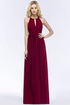 Robe de demoiselle d'honneur bordeaux, col halter, coupe trapèze, longueur au sol, avec ceinture à nœud.