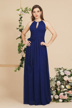 Robe de demoiselle d'honneur bordeaux, col halter, coupe trapèze, longueur au sol, avec ceinture à nœud.