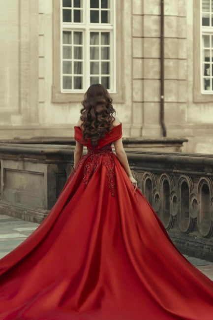 Robes de mariée bordeaux en satin, coupe trapèze, épaules dénudées, avec dentelle