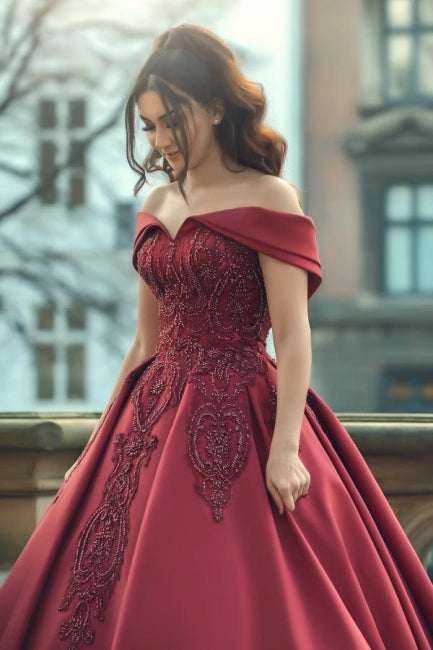 Robes de mariée bordeaux en satin, coupe trapèze, épaules dénudées, avec dentelle