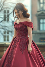 Robes de mariée bordeaux en satin, coupe trapèze, épaules dénudées, avec dentelle