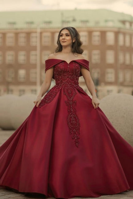 Robes de mariée bordeaux en satin, coupe trapèze, épaules dénudées, avec dentelle