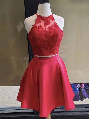Robe de bal deux pièces bordeaux en satin et dentelle, coupe trapèze, dos nu, deux pièces, style A.