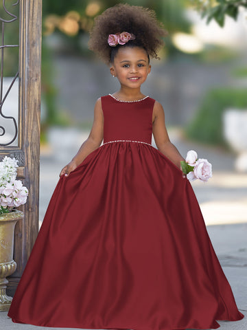 Vestido rosa sin mangas de satén con escote con cuentas y detalle de lazo 