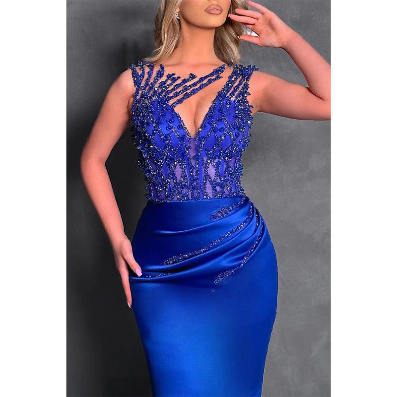Robe de soirée en satin sans manches, plissée et perlée 