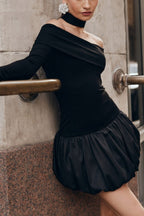 Robe mini bouffante à manches longues et épaules dénudées 