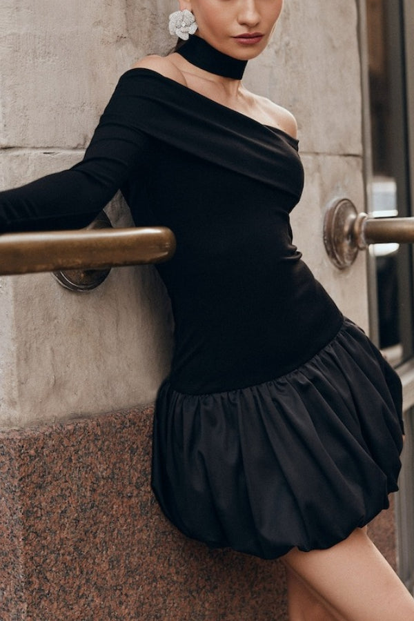 Robe mini bouffante à manches longues et épaules dénudées 