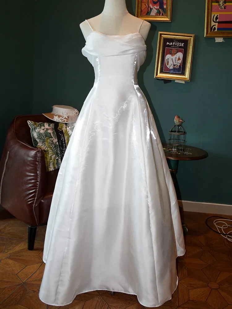 Robe de bal élégante en satin blanc à fines bretelles, coupe princesse, Y7556