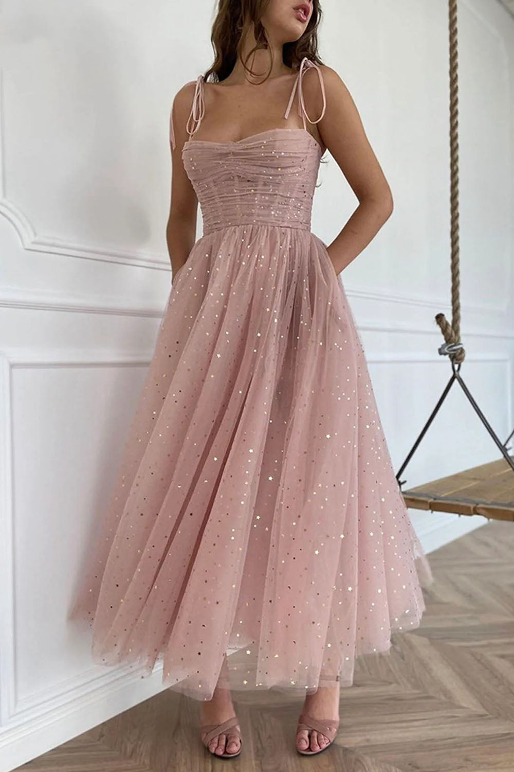Vestido de fiesta de corte A con tirantes finos, color rosa pálido y largo hasta la rodilla