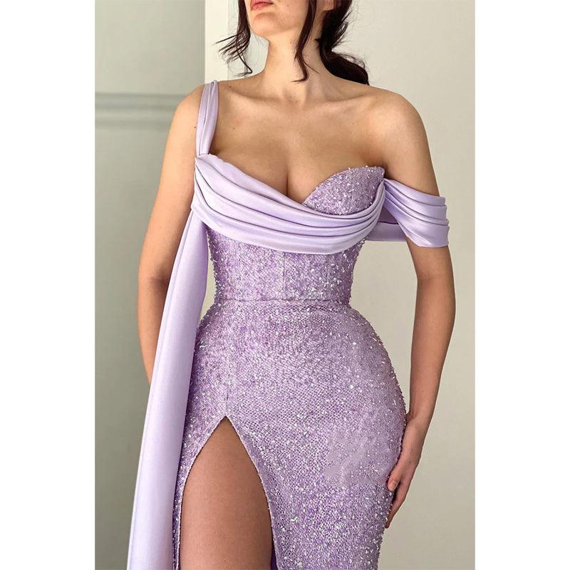 Vestido formal de fiesta largo con abertura alta y un hombro descubierto