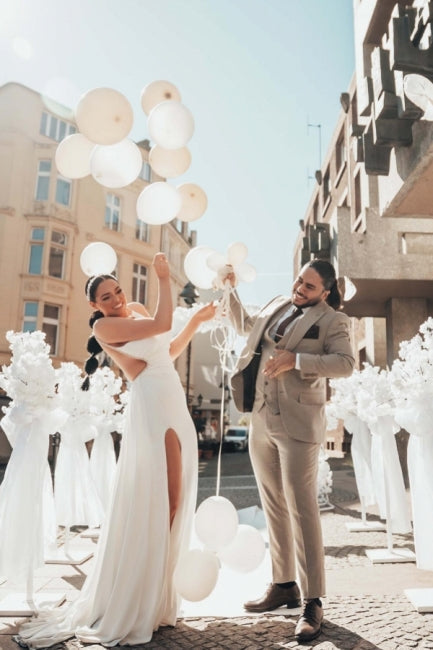 Robe de mariée longue blanche asymétrique sans manches, ornée de perles et fendue, qui me fait craquer.