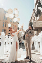 Robe de mariée longue blanche asymétrique sans manches, ornée de perles et fendue, qui me fait craquer.