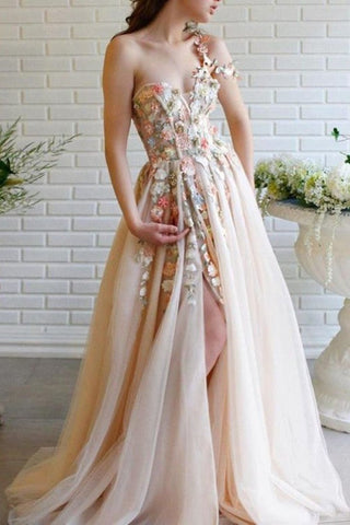 Robe de bal en tulle champagne avec fente, ornée d'appliqués de fleurs féeriques. Robe de bal fendue, ornée d'appliqués de fleurs féeriques. Tulle champagne.