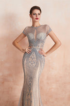 Vestido largo de fiesta de sirena con cuentas y mangas cortas