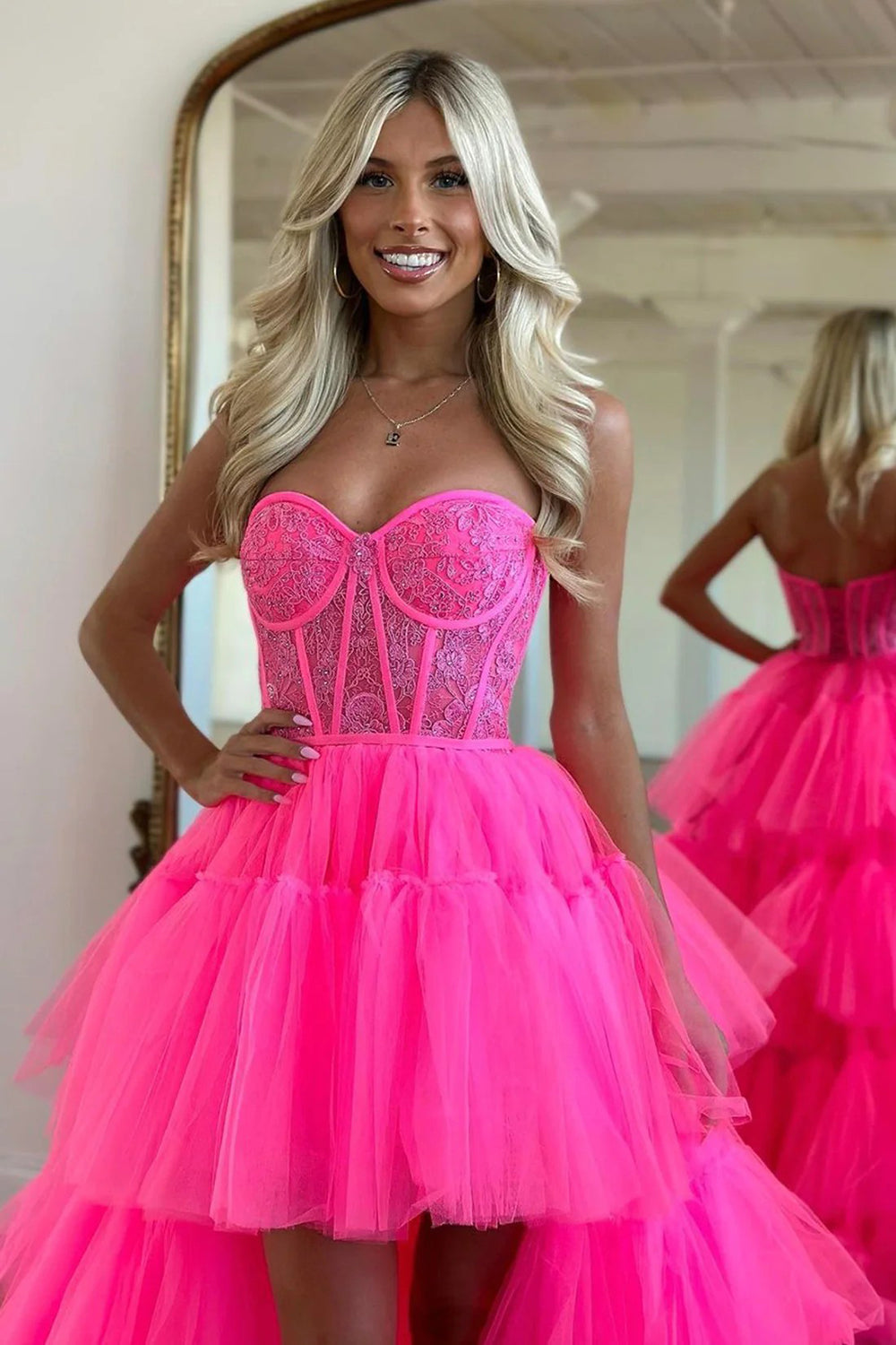 Vestido de graduación rosa fucsia con corsé, corte asimétrico, escote corazón y apliques, estilo línea A.