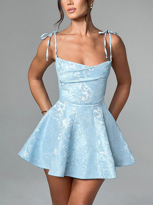 Robe mini amincissante à bretelles et ourlet en A, en jacquard texturé 