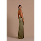 Vestido de noche largo de satén con escote halter, espalda descubierta y abertura lateral.