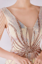 Robe de bal fourreau à sequins dorés et franges