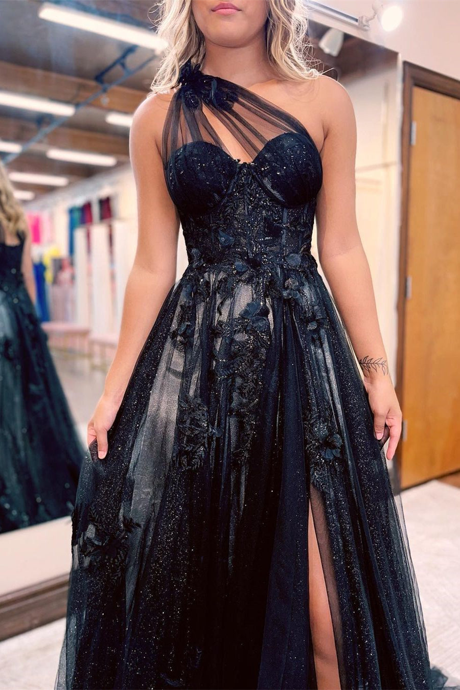 Robe de bal longue noire en tulle, coupe trapèze asymétrique, avec fente.