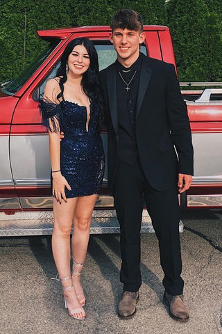 Robe fourreau courte à sequins bleu galaxie, épaules dénudées et plumes.