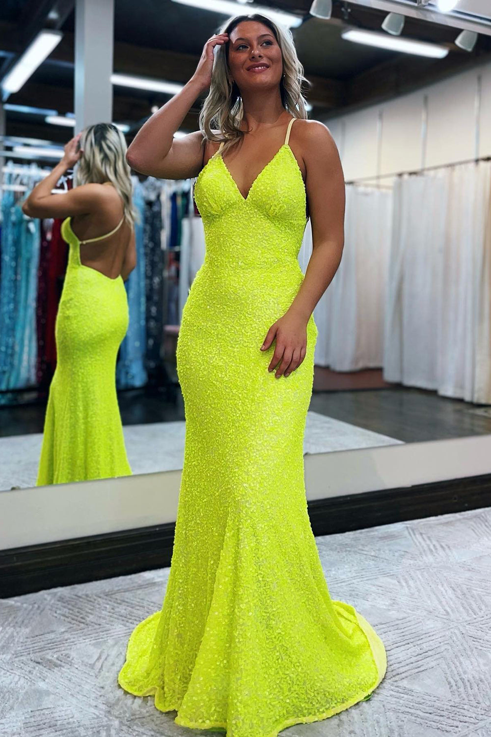 Robe de bal longue sirène à fines bretelles et sequins bleus dos nu