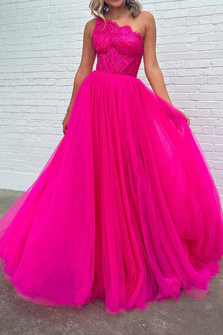 Robe de bal fuchsia asymétrique à corset et fente sur le devant, coupe trapèze, épaule dénudée.