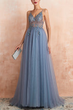 Robe de bal longue bleue à fines bretelles et fente